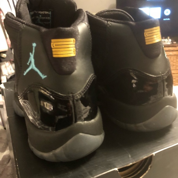 Jordan Sneaker - Picture 2 of 6